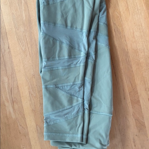 Victoria’s Secret Sport green leggings - Picture 3 of 3